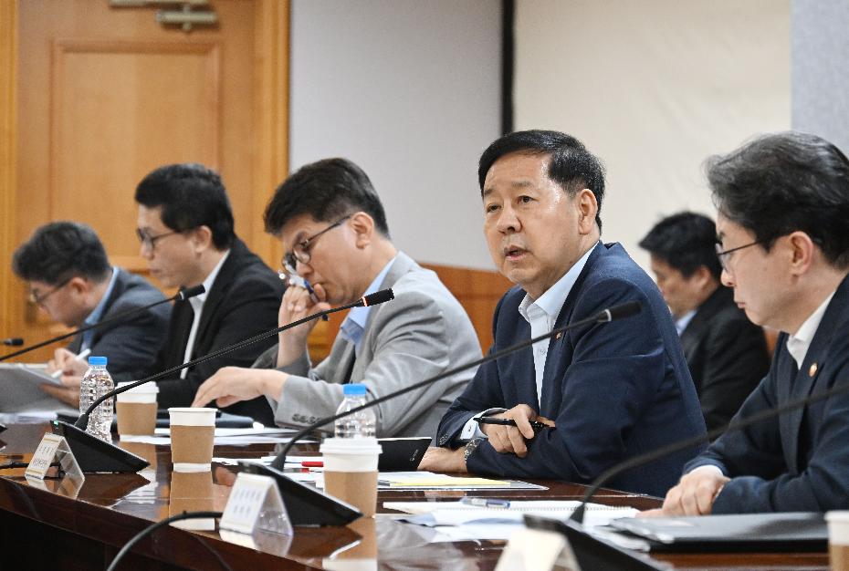 구윤철 부총리, 시장상황점검회의 주재


구윤철 부총리 겸 재정경제부 장관이 7월 16일 서울 중구 은행연합회에서 열린 시장상황점검회의를 참석,

- 하기 위해 입장하고 있다.
- 회의 시작에 앞서 기념사진을 찍고 있다.
<왼쪽부터 이찬진 금융감독원장, 신현송 한국은행 총재, 구윤철 부총리, 이억원 금융위원장>
- 를 주재하고 있다.

