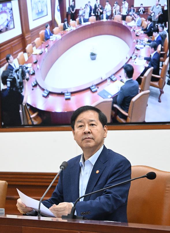 구윤철 부총리, 비상경제본부회의 겸 경제관계장관회의 겸 민생물가 특별관리 관계장관 TF 주재

구윤철 부총리 겸 재정경제부 장관이 8월 13일 서울 종로구 정부서울청사에서 열린 '비상경제본부 회의 겸 경제관계장관회의 겸 민생물가 특별관리 관계장관 TF'를 주재, 모두발언을 하고 있다.




