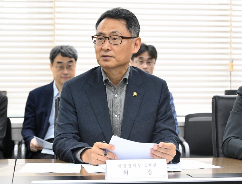 허장 차관, 외환건전성협의회 겸 MSCI TF 회의 주재



허장 재정경제부 차관이 8월 14일 서울 중구 은행회관에서 '외환건전성협의회 겸 MSCI TF 회의'를 주재, 모두발언을 하고 있다.

