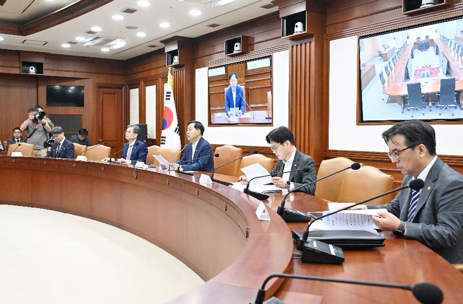 구윤철 부총리, 제273차 대외경제장관회의 주재

구윤철 부총리 겸 재정경제부 장관이 8월 27일 서울 종로구 정부서울청사에서 열린 '제273차 대외경제장관회의'를 주재, 모두발언을 하고 있다.
