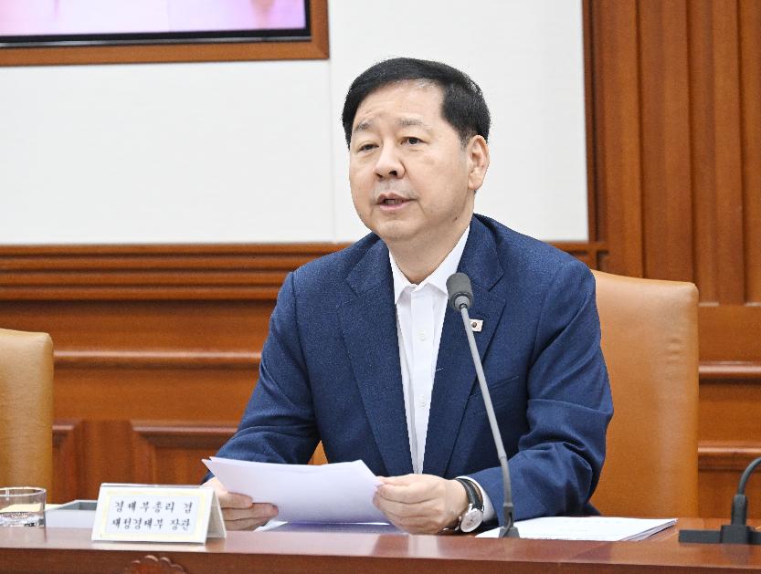 구윤철 부총리, 비상경제본부회의 겸 경제관계장관회의 겸 민생물가 특별관리 관계장관 TF 주재

구윤철 부총리 겸 재정경제부 장관이 8월 28일 서울 종로구 정부서울청사에서 열린 '비상경제본부 회의 겸 경제관계장관회의 겸 민생물가 특별관리 관계장관 TF'를 주재, 모두발언을 하고 있다.


