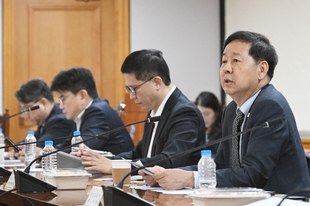 구윤철 부총리, 시장상황점검회의 주재


구윤철 부총리 겸 재정경제부 장관이 9월 4일 서울 중구 은행연합회에서 열린 시장상황점검회의를 주재하고 있다.
