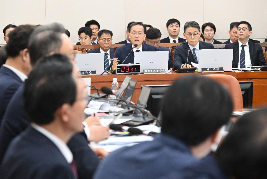 이형일 부총리, 2026년 재정경제부 국정감사


이형일 부총리 겸 재정경제부 장관이 10월 6일 서울 영등포구 국회의사당에서 열린 '2026년 재정경제부 국정감사'에서

- 증인선서를 하고 있다.
- 증인선서 후 위원장에게 선서문을 제출하고 있다.
- 인사말을 하고 있다.
- 의원질의에 답변하고 있다.
