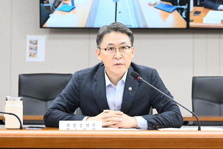 권대영 차관, 26년 제10차 일자리 전담반(TF) 주재

 
권대영 재정경제부 차관이 10월 8일 정부세종청사에서 열린 '26년 제10차 일자리 전담반(TF)'을 주재, 모두발언을 하고 있다.




