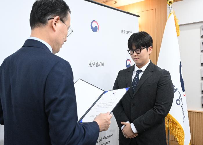 이형일 부총리, 민생플러스 생활비 경감 정책 아이디어 공모전 시상식


이형일 부총리 겸 재정경제부 장관이 10월 8일 정부세종청사 중앙동 재정경제부에서 열린 '민생플러스 생활비 경감 정책 아이디어 공모전 시상식'에서

- '맑은관리비'로 대상을 수상한 구본경 씨에서 상장으로 수여하고 있다.
- '맑은관리비'로 대상을 수상한 구본경 씨에서 상장으로 수여 후 기념사진을 찍고 있다.
- '맑은관리비'로 대상을 수상한 구본경 씨외 수상자들과 기념사진을 찍고 있다.
<왼쪽부터 석지원 우수 수상자, 노예찬 최우수 수상자, 이형일 부총리, 구본경 대상 수상자, 배상민 우수 수상자> 
- 수상자들과 대화를 나누고 있다.



