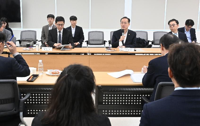 이형일 부총리, 청년.고령층 주거안정 지원 강화 현장방문
